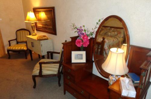 Mount Ida House | C23 - Lake view two bedroom, two bath log-sided cottage with private hot tub overlooking Lake Ouachita