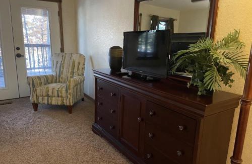 Mount Ida House | C24 - Lake view three bedroom, three bath Harbor North luxury cottage with private hot tub overlooking Lake Ouachita