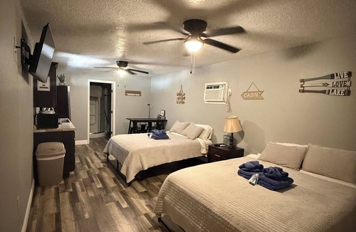 Zavalla Cabin | Cabin 3 - Cozy 1-bedroom cabin near Cassels-Boykins Boat Ramp