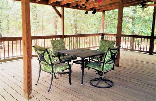 Gardner Cabin | Cabin retreat on 11 wooded acres W of Alexandria; AC WiFi smart TV; 14 night min