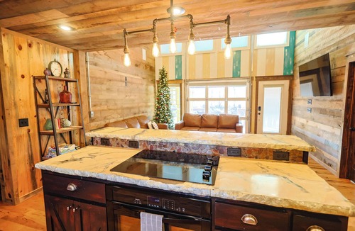 Glenwood House | Caddo Lookout: Waterfront cabin with two decks and amazing views.