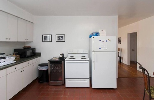 Downtown Hostel | Cajun Stays - Cajun Hostel II - The Brown Room