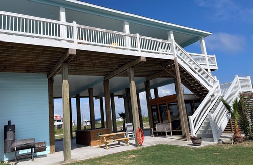 Port Bolivar Cabin | Canal Front Cabin with Hot Tub Screen Room, Boat House Bolivar Peninsula