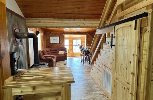 Jonesville Cabin | Canvasback Cove on Caddo Lake - Lakefront pet friendly cabin in Jefferson, Tx