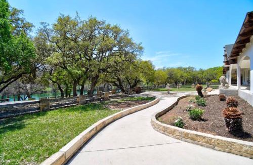 Ingram House | Casa Blanca in Texas Hill Country