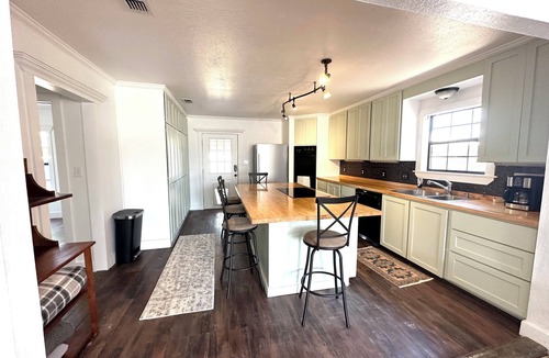 Albany House | Casa de Cazadore - Come enjoy the outdoors!