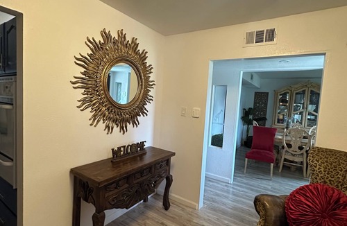 North San Antonio - SAT House | CASA De COLORES - Fiesta Texas - 3Bdr - Cozy - Smart TVs - Backyard Space