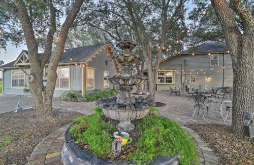 Corpus Christi House | Casa de Samuel - Patio, Fountain & Outdoor Kitchen