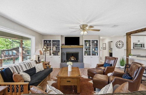 Hawkins House | Casa Del Lago - Cozy Lake Hawkins Waterfront Retreat!
