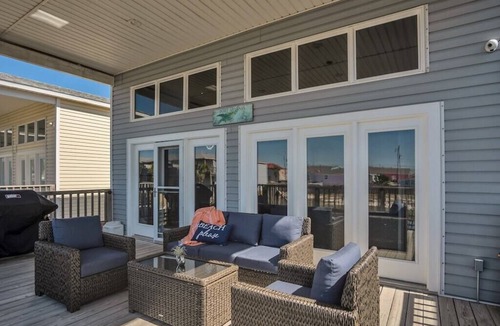 Port Aransas House | Cast-A-Waves NEW in Port A. Walk to Everything, Shared Pool, Game Room!