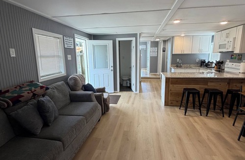Venice Boat Rental | Catfish house boat for rent, sleeps 8,Ice machine. perfect place to fish 🐠