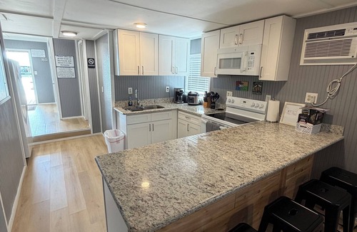Venice Boat Rental | Catfish house boat for rent, sleeps 8,Ice machine. perfect place to fish 🐠