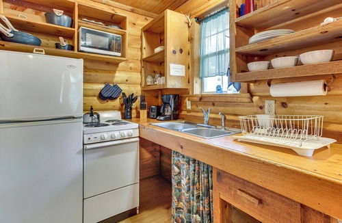 Davis Cabin | Cedar Falls Cabin: Nestled by Honey Creek