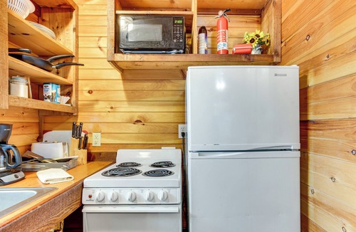 Davis Apartment | ‘Cedar Falls Cabins #6’: Hillside w/Views!