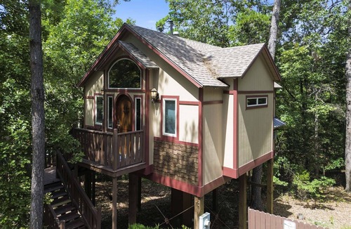 Eureka Springs Cottage | Cedar Manor Treehouse with Jacuzzi