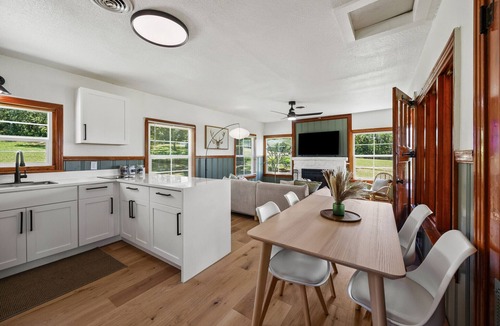 Madill Cabin | Cedar Nest- LAKEFRONT Cabin retreat with a Jacuzzi in Texoma Shores Resort