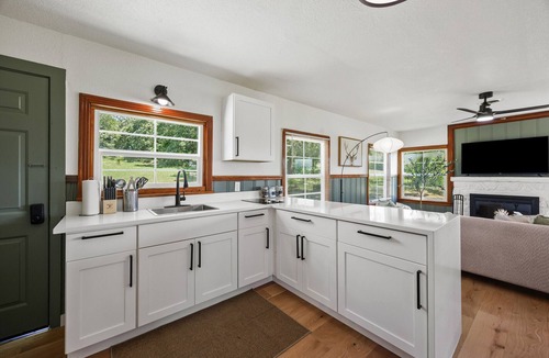 Madill Cabin | Cedar Nest- LAKEFRONT Cabin retreat with a Jacuzzi in Texoma Shores Resort