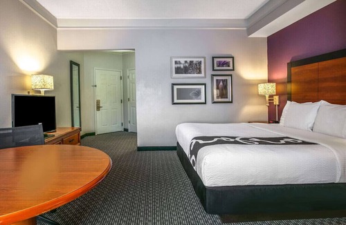North Dallas Hotel | Central Expressway King Studio w/Breakfast & Pool