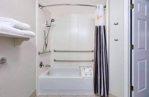 North Dallas Hotel | Central Expressway Two Double w/Breakfast & Pool