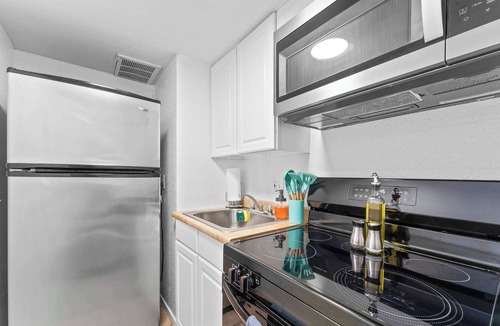 North University Apartment | Central Hyde Park studio close to UT, Moody Center