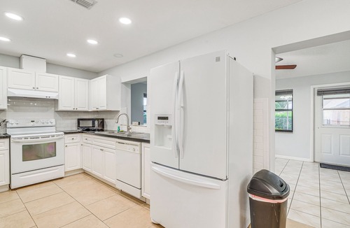 Spring Hill House | Central Spring Hill Home | Lanai, Games & Beaches