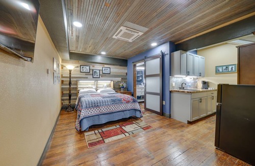 Texarkana Apartment | Central Texarkana Studio Rental w/Railroad Views!