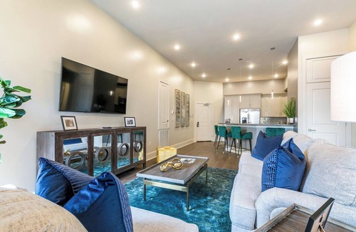 Arts/Warehouse District Apartment | 💜CHARACTER GALORE A TASTE OF NOLA NOT FOUND IN A HOTEL! 2 Balconies King Beds+Sleeper Sofa💜