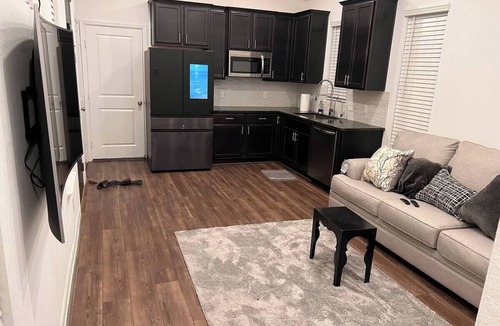 Rosenberg House | Charming 1-bedroom building in terrific Richmond with WiFi, AC & parking garage