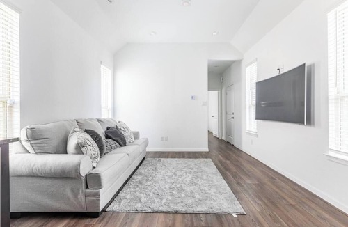 Rosenberg House | Charming 1-bedroom building in terrific Richmond with WiFi, AC & parking garage