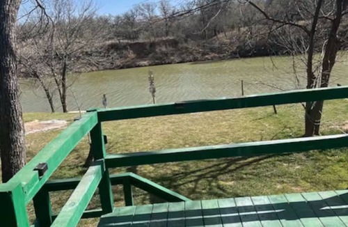 Dennis Cabin | Charming 1-bedroom cabin in peaceful Weatherford getaway