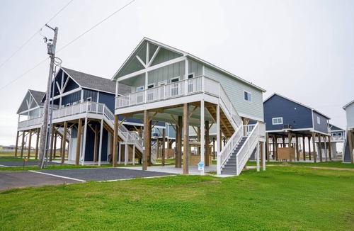 Crystal Beach House | Charming 2-bedroom house in Wonderful Bolivar Peninsula with AC, WiFi