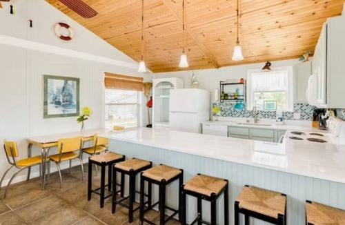 Jamaica Beach House | Charming 2-bedroom cottage on the canal in Jamaica Beach.
