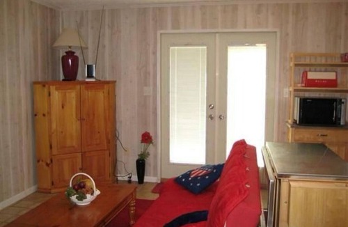 Kingsland Cabin | Charming 2-bedroom cabin in Kingsland with boat lift, lake access, WiFi and AC