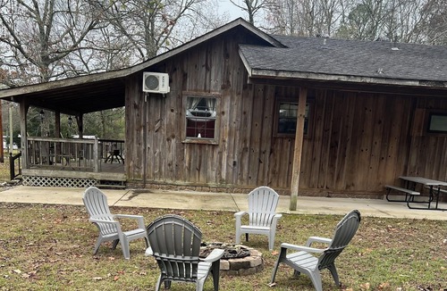 Royal Cabin | Charming 2-bedroom cabin with WiFi, fire pit, AC, pets welcome in quaint Royal