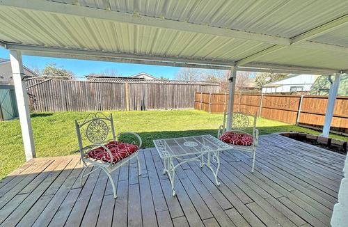 The Colony House | Charming 2-bedroom house in The Colony with WiFi, AC no chores