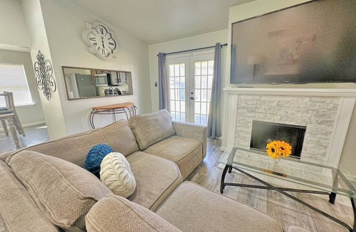 The Colony House | Charming 2-bedroom house in The Colony with WiFi, AC no chores
