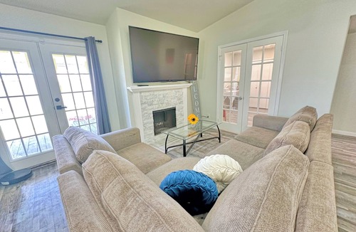 The Colony House | Charming 2-bedroom house in The Colony with WiFi, AC no chores