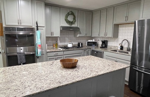 Old Jefferson House | Charming 2-bedroom house with Laundry in lovely Baton Rouge