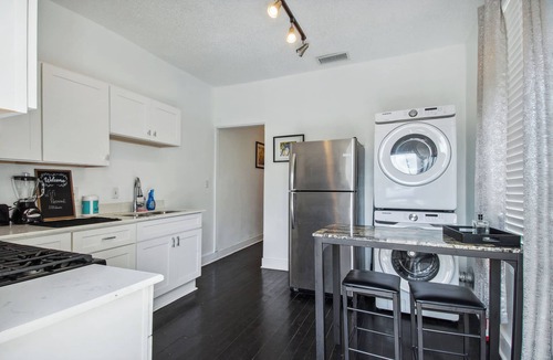 Central City Apartment | Charming 2 bedroom apartment in NOLA