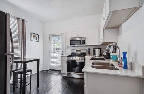 Central City Apartment | Charming 2 bedroom apartment in NOLA