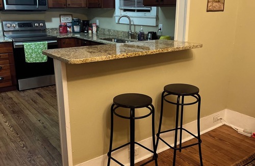 McDonough Apartment | Charming 2-bedroom apartment with wifi. Three blocks to ferry.