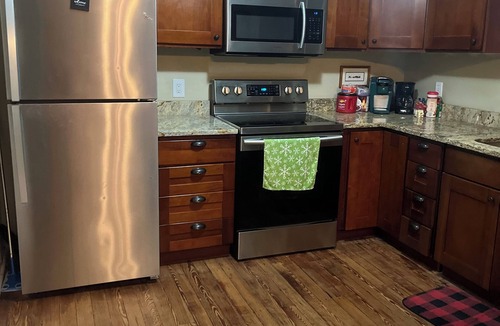 McDonough Apartment | Charming 2-bedroom apartment with wifi. Three blocks to ferry.