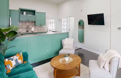 Mahncke Park House | Charming 2-bedroom house near Botanical Gardens with Wi-Fi and Private Yard
