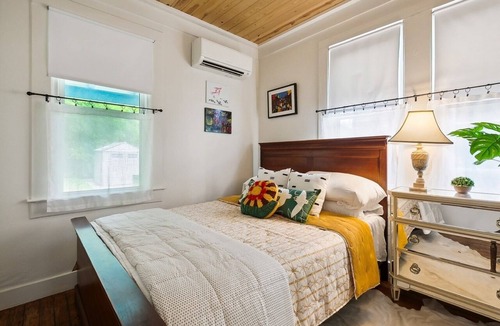 Baton Rouge House | Charming 2 br located near LSU & other amenities. WIFI included. Pet Friendly.