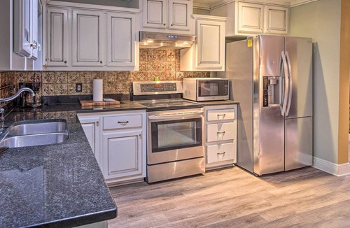 Welsh Apartment | Charming 2-Story Apt - 26 Mi to Lake Charles!