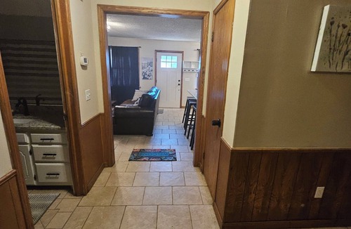 Hobart House | Charming 2-Story Townhouse Retreat – Perfect for Your Next Getaway!