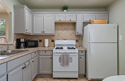 St. Johns House | Charming 2BR Getaway | Near Downtown & Mueller