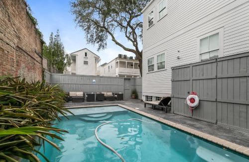 Faubourg Lafayette Apartment | Charming 2BR on Carondelet by Hosteeva