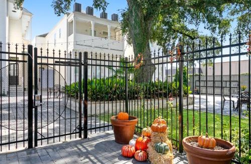 Faubourg Lafayette Apartment | Charming 2BR on Carondelet by Hosteeva