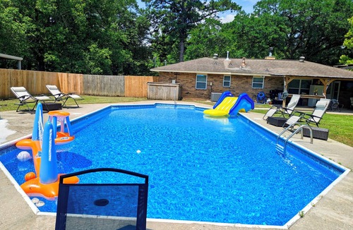 Denham Springs House | Charming 3 bd 2 bath cozy home in Denham Springs with AC and pool